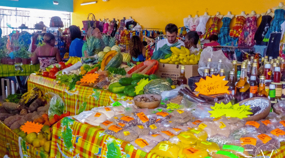 le marché à La commune Le Diamant et ses alentours dans le sud de la Martinique