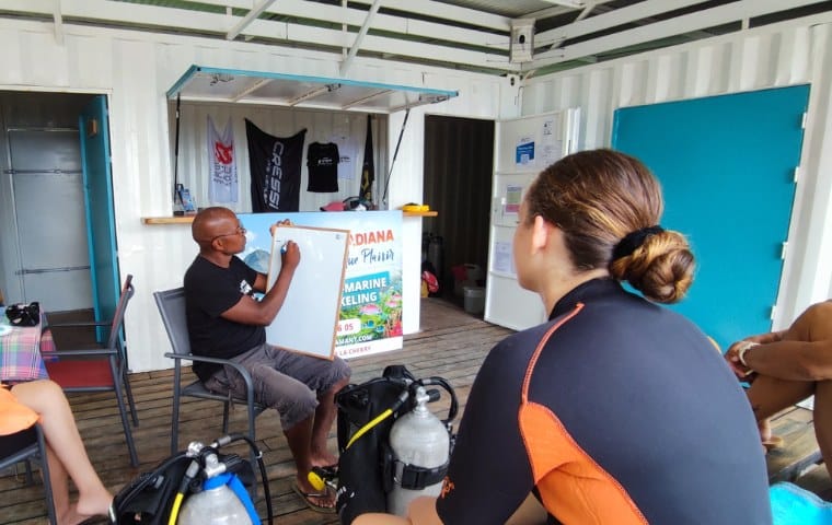 Yves moniteur de plongée chez Madiana Blue Plaisir formation Niveau 1